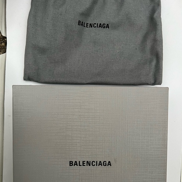Balenciaga Cash card case on keyring. Glow in the dark balenciaga logo. - Picture 4 of 4